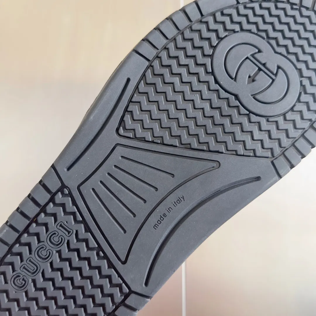 [G Home] Men's Men's Shoes💰: 300💰Size: 38-45 🆕2024Gucci Gucci Summer New Style Double G Presbyopia Flip-flops Cross Sandals Thick Sole Slippers Beach Shoes Original Purchase and Development Production G family's 2024 new summer dark horse items, fashion bloggers at home and abroad have put on the show, and it has become popular on social platforms at home and abroad. Fashionistas must pay for it, and they spend a lot of money to create ingenious craftsmanship and accurately restore every detail. Exquisite packaging at the delivery counter🛍📦 ▪️ Fabric: Original imported double G presbyopic leather ▪️ Lining: Original imported leather ▪️ Sole: Original open molded T men's shoes 💰U outsole ▪️ Bottom thickness: 3CM